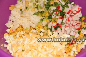 Салат с крабовыми палочками, рисом и чипсами