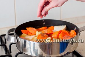 Морковный суп-пюре с картофелем и сельдереем