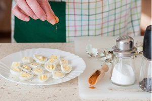 Салат с перепелиными яйцами и заправкой карри. Приготовление, шаг 3