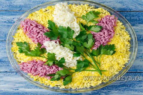 Салат с маринованными опятами и куриной грудкой