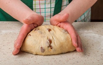 Сдобная косичка с изюмом и апельсиновой цедрой. Рецепт и приготовление. Шаг 10