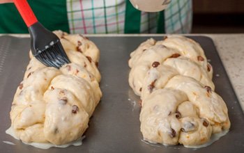 Сдобная косичка с изюмом и апельсиновой цедрой. Рецепт и приготовление. Шаг 17