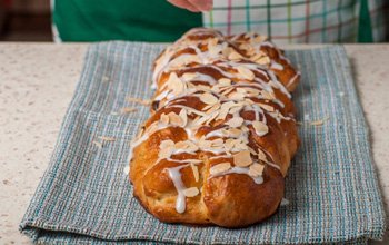 Сдобная косичка с изюмом и апельсиновой цедрой. Рецепт и приготовление. Шаг 20