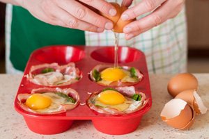 Яйца с беконом на завтрак в духовке. Приготовление, шаг 4
