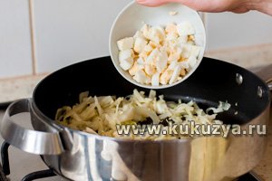 Заливной пирог с капустой и яйцами