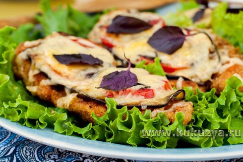 Запеченные баклажаны с курицей, помидорами и сыром