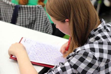 За телефоны и шпаргалки на экзаменах штрафуют родителей
